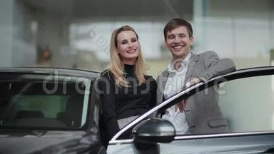 年轻夫妇在他们的新车附近